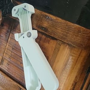 Jar opener fits soda bottle top up to larger jars such as mayo New w out Tags